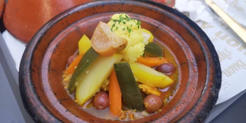 Traditionele tajine met groenten in een aardewerken schaal