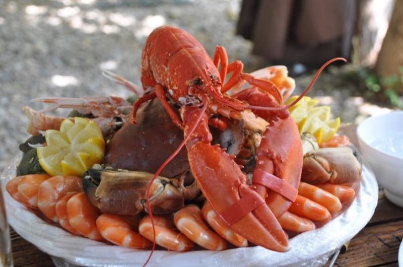 Gegrilde gamba's met sla